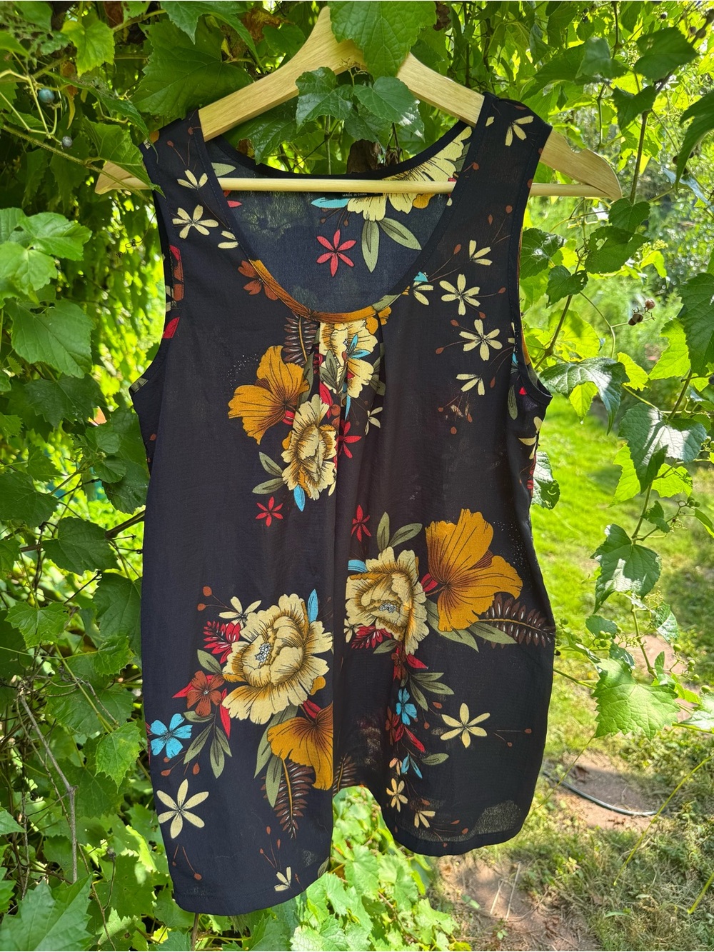 Floral Scoop Neck Sleeveless Top in Navy